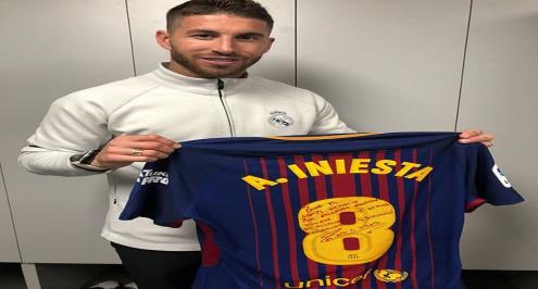 إنييستا يهدي راموس قميصه في الكلاسيكو.. وقائد ريال مدريد يوجه له رسالة